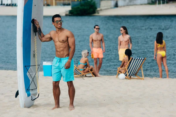Cheerful Mixed Race Man Looking Away While Standing Surfboard Beach — Stock Photo, Image