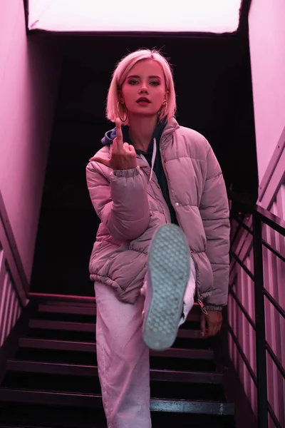 Chica Rubia Con Estilo Chaqueta Pie Las Escaleras Mostrando Dedo — Foto de Stock