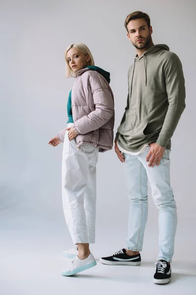 회색에 세련된 소녀와 남자의 길이보기 — 스톡 사진