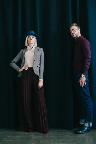 Vista Completa Hombre Joven Con Estilo Gafas Mujer Rubia Sombrero —  Fotos de Stock