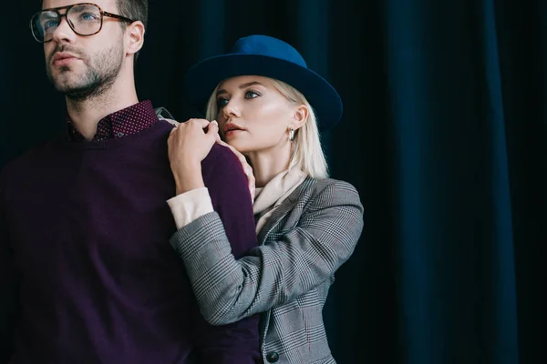 Ostříhané Zobrazení Stylového Mladého Muže Skleničkách Blondýně Klobouku Poblíž Opony — Stock fotografie