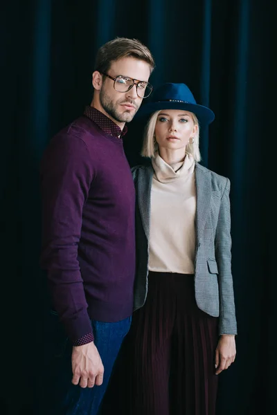 Hombre Joven Con Estilo Gafas Mujer Rubia Sombrero Cerca Cortina — Foto de Stock