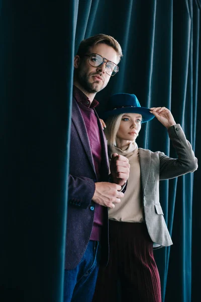 Jovem Elegante Óculos Mulher Loira Chapéu Perto Cortina — Fotografia de Stock