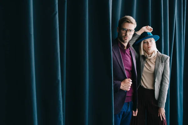 Élégant Jeune Homme Dans Des Lunettes Femme Blonde Dans Chapeau — Photo