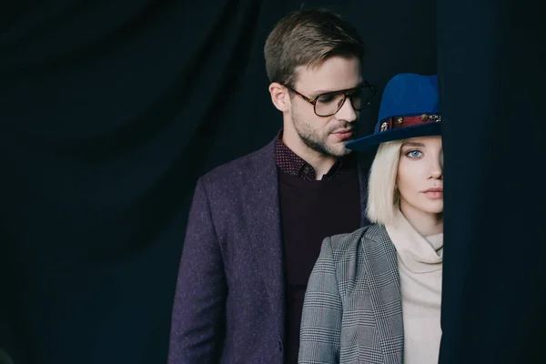 Elegante Mujer Joven Sombrero Hombre Gafas Cerca Cortina — Foto de Stock