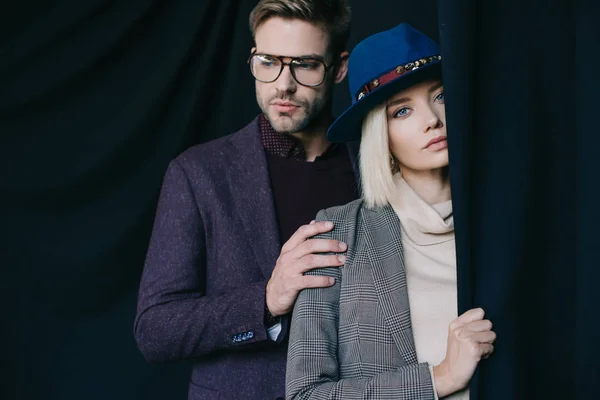 Elegante Mujer Joven Sombrero Hombre Gafas Cerca Cortina —  Fotos de Stock
