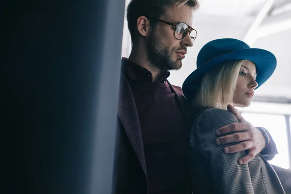 Elegante Joven Gafas Abrazando Chica Rubia Sombrero Cerca Cortina —  Fotos de Stock