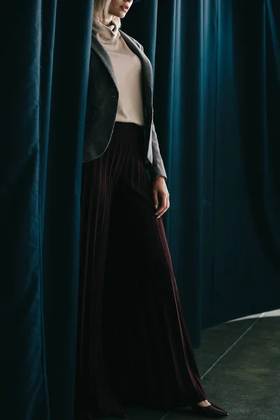 Wykadrowany Widok Eleganckiej Kobiety Palazzo Spodnie Stojący Pobliżu Zasłony — Zdjęcie stockowe