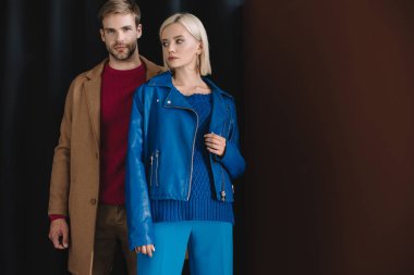 sonbahar kıyafetler içinde şık çift perde yakınında duran