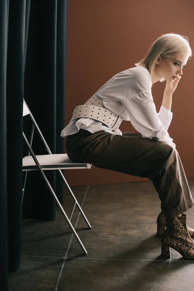 Side View Stylish Blonde Woman White Blouse Boots Snakeskin Print — Stock Photo, Image