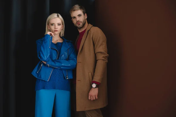 Casal Elegante Roupas Outono Perto Cortina — Fotografia de Stock