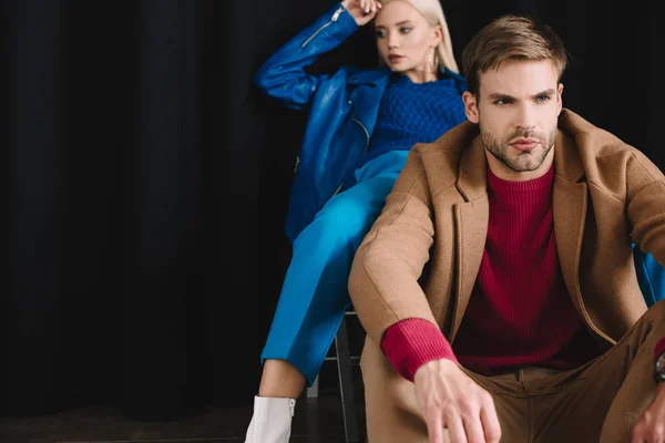 Mujer Joven Elegante Hombre Ropa Otoño Cerca Cortina Negra — Foto de Stock