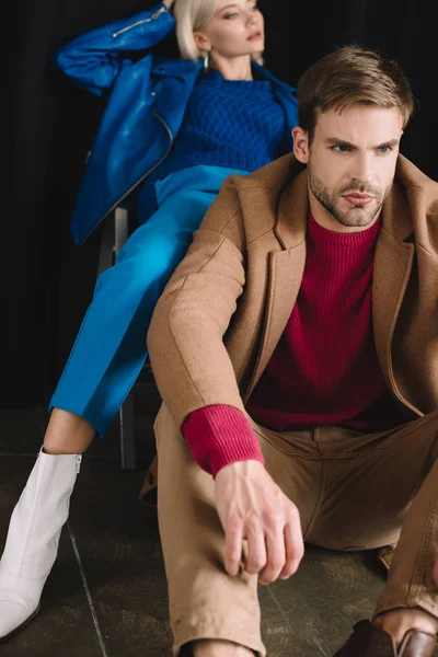 Elegante Giovane Donna Uomo Abiti Autunnali Vicino Alla Tenda Nera — Foto Stock