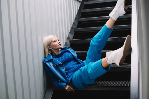Mulher Loira Vestindo Jaqueta Couro Azul Saltos Sentados Nas Escadas — Fotografia de Stock