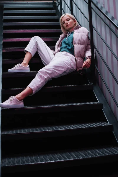 Menina Loira Jaqueta Tênis Sentados Nas Escadas Olhando Para Câmera — Fotografia de Stock