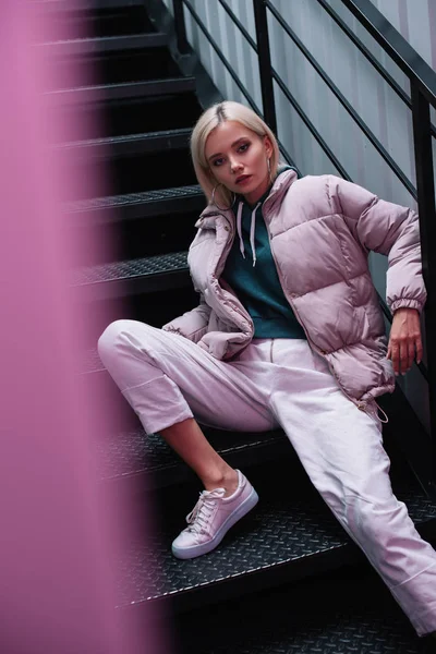 Blonde Girl Jacket Sitting Stairs Looking Camera — Stock Photo, Image