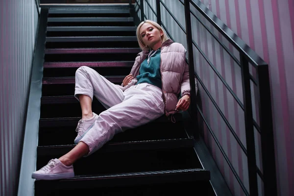 Confident Blonde Girl Jacket Sneakers Sitting Stairs — Stock Photo, Image