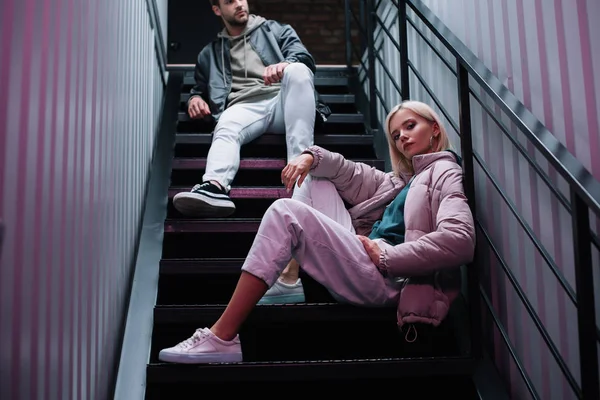 Vista Recortada Hombre Mujer Joven Con Estilo Trajes Casuales Otoño — Foto de Stock