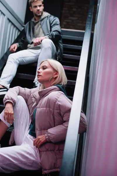 Merdivenlerde Rahat Sonbahar Kıyafetler Şık Genç Adam Kadın — Stok fotoğraf