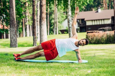 spor giyim yakışıklı adam dışında çalışma 