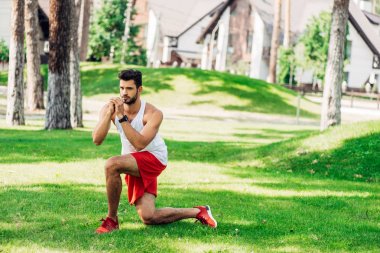 parkta spor giyim yakışıklı sporcu 