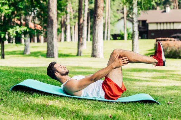 Side View Sportsman Closed Eyes Doing Abs Fitness Mat — Stock Photo, Image