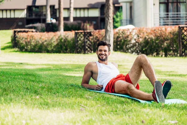 Enfoque Selectivo Del Hombre Alegre Que Miente Estera Aptitud Afuera — Foto de Stock