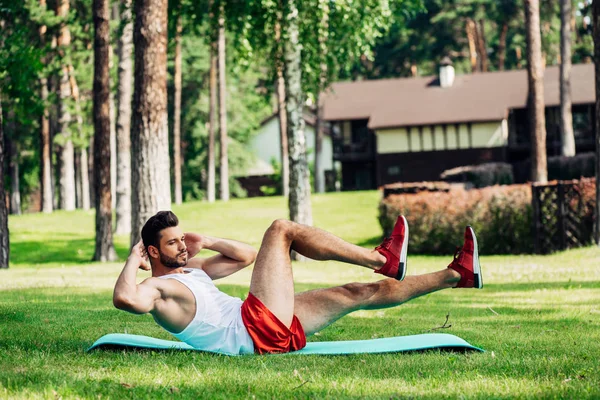 Bärtiger Sportler Trainiert Auf Fitnessmatte Park — Stockfoto