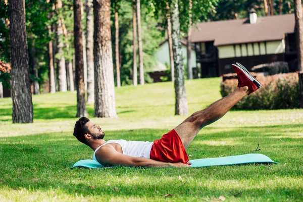 Perfil Del Hombre Atlético Guapo Haciendo Ejercicio Alfombra Fitness Parque —  Fotos de Stock