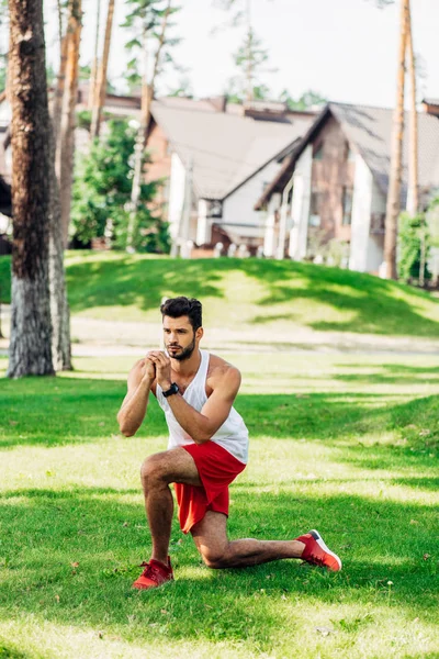Handsome Man Working Out Green Lawn Buildings — Stock Photo, Image