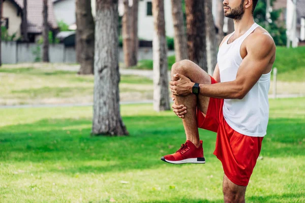 Ausgeschnittene Ansicht Eines Bärtigen Sportlers Sportbekleidung Der Park Trainiert — Stockfoto