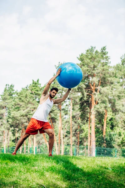 Guapo Barbudo Deportista Haciendo Ejercicio Mientras Sostiene Pelota Fitness Parque —  Fotos de Stock