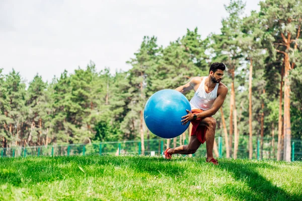 Entraînement Sportif Beau Avec Balle Fitness Dans Parc — Photo