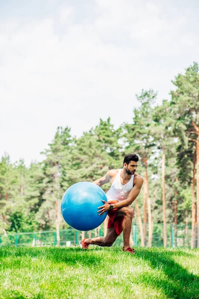 Desportista Bonito Exercitando Com Bola Fitness Parque — Fotografia de Stock