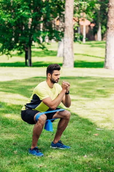Homem Bonito Exercitando Com Tiras Suspensão Parque — Fotografia de Stock