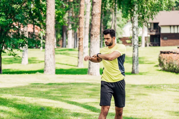 Joven Deportista Guapo Haciendo Ejercicio Parque Verde —  Fotos de Stock