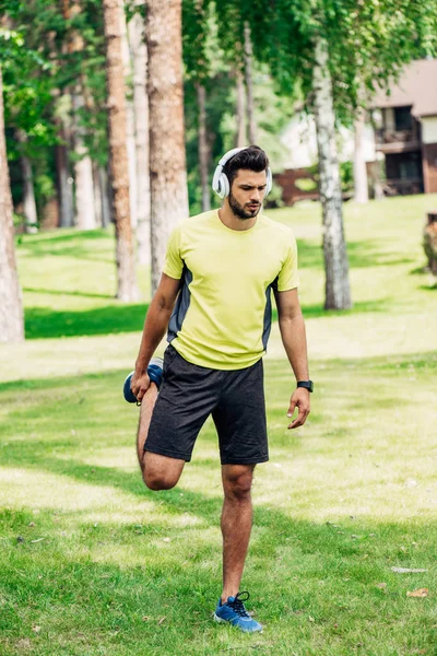 Hombre Guapo Haciendo Ejercicio Mientras Escucha Música Los Auriculares — Foto de Stock