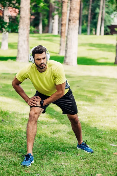 Handsome Bearded Man Exercising While Listening Music Headphones — Stock Photo, Image