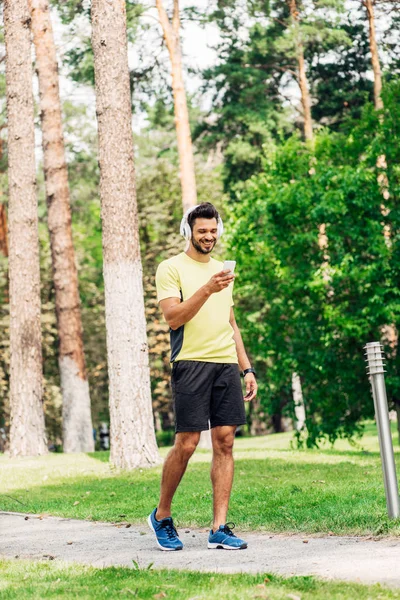 Hombre Barbudo Feliz Usando Smartphone Escuchando Música — Foto de Stock