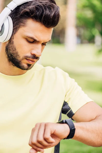 Handsome Bearded Man Looking Fitness Tracker — Stock Photo, Image