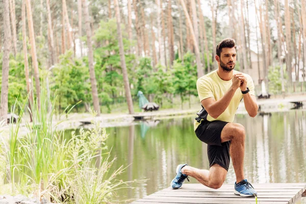 Atleta Sportivo Abbigliamento Sportivo Che Esercita Vicino Lago Nella Foresta — Foto Stock