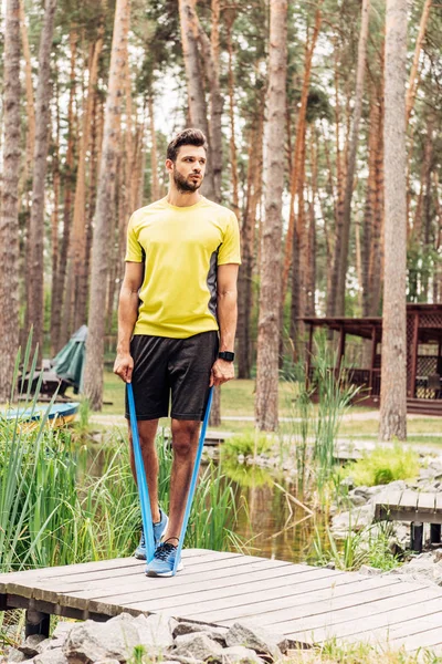 Sportler Trainiert Mit Federbeinen Wald — Stockfoto