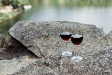 taş kırmızı aromatik şarap ile şarap bardakları seçici odak 