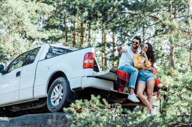 güneş gözlüğü kadın yakın parmak ile işaret mutlu sakallı adam seçici odak