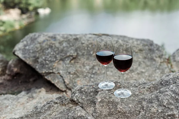 石に赤い芳香族ワインとワイングラスの選択的な焦点 — ストック写真