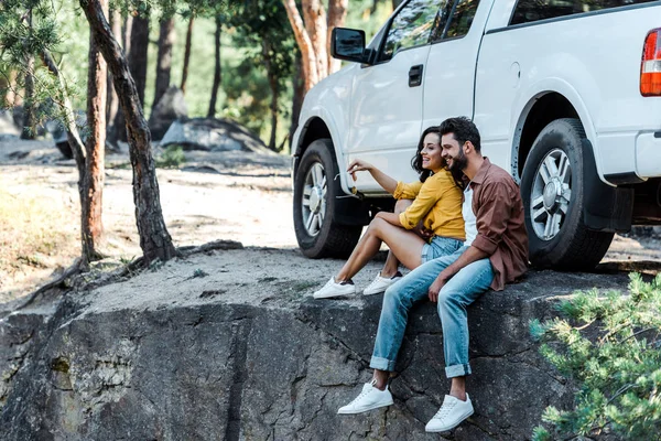 Lycklig Skäggiga Man Och Attraktiv Flicka Sitter Nära Bil Och — Stockfoto