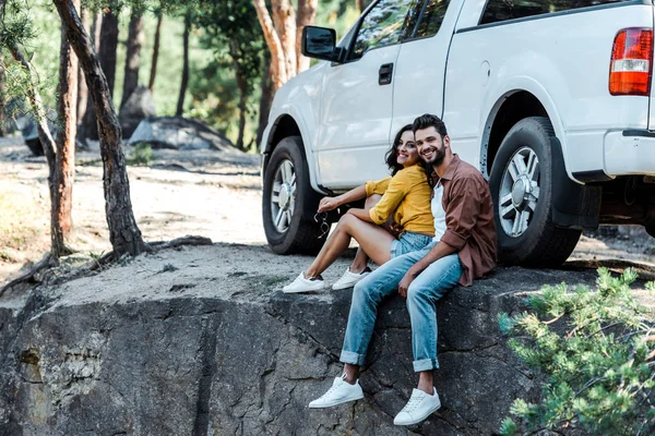 幸せなあごひげの男と車や木の近くに座って魅力的な女性 — ストック写真