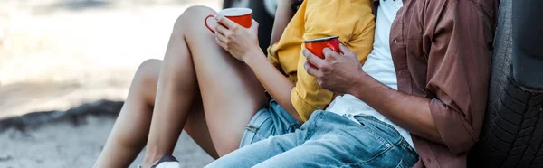 Plano Panorámico Del Hombre Mujer Sentados Cerca Del Coche Sosteniendo — Foto de Stock