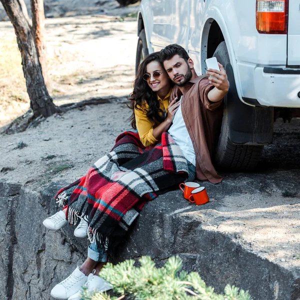 Menina Feliz Óculos Sol Perto Homem Bonito Tomando Selfie Smartphone — Fotografia de Stock