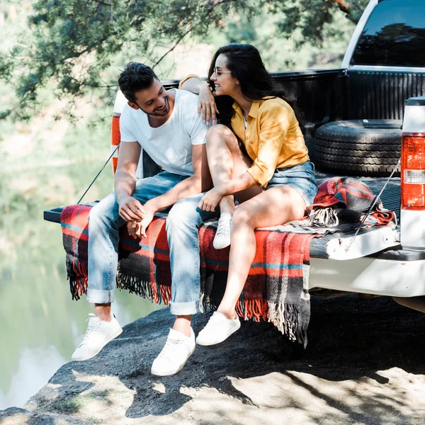 Chica Feliz Gafas Sol Mirando Hombre Guapo — Foto de Stock